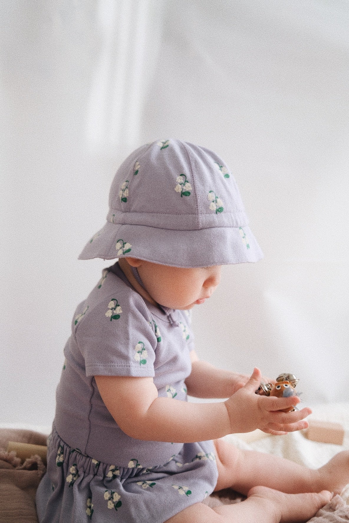 LILY OF THE VALLEY SUN HAT Ivory Purple リリー オブ ザ バレー サンハット アイボリー パープル 着用イメージ 2

