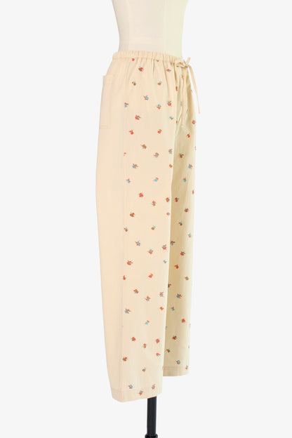 大人　パンツ　物撮り　イメージ　写真　横