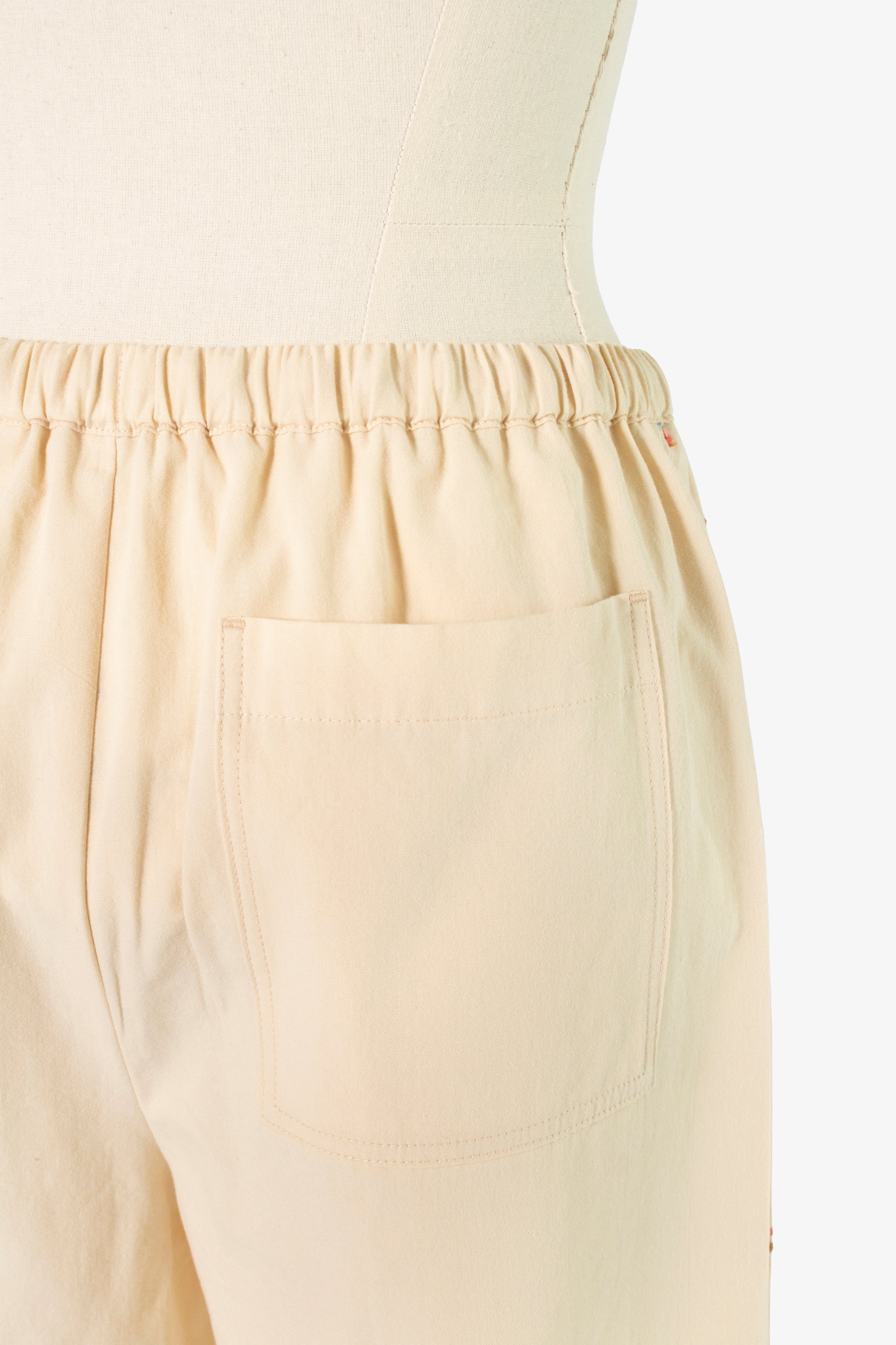 大人　パンツ　物撮り　イメージ　ポケット